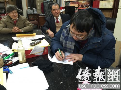 一名中年华裔张姓男子14日走到联成公所签名捐款支持梁彼得。(美国《侨报》/叶永康