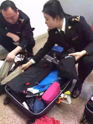 中国海关工作人员开箱检查，贵重的奢侈品逃不了被扣留。（读者提供）