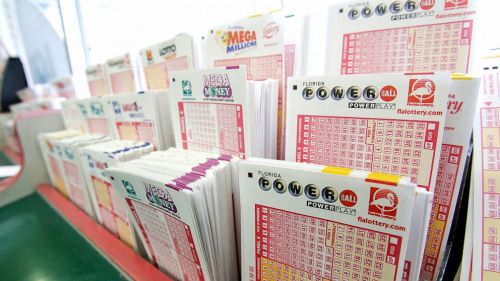 商店中陈列的劲球奖彩票。(资料图片)