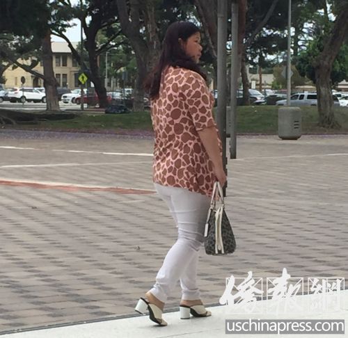 章鑫磊母亲在波莫纳法院大楼外等候开庭。(美国《侨报》/高睿