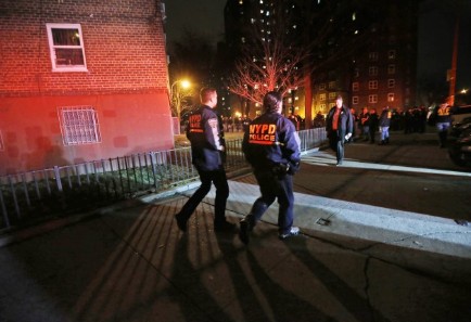 纽约市警悄然取消两名菜鸟警员搭档巡逻高危安全风险政府楼的规定。(美联社)