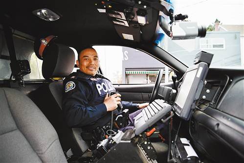 胡一在警车内。(受访者供图)