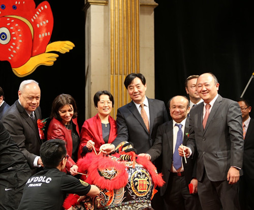 图为中国驻法大使翟隽夫妇、伊达尔戈市长、郑辉会长、陈克光总经理、陈文雄议员为彩狮点睛。(《欧洲时报》/黄冠杰