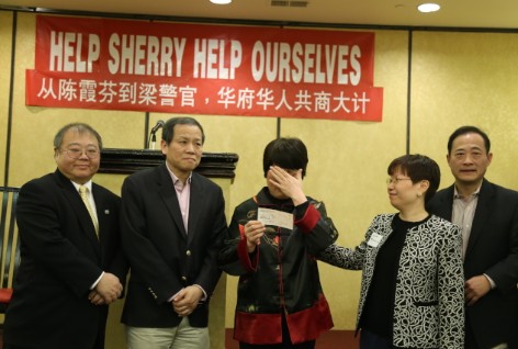 华盛顿侨界为被诬控的水文学家陈霞芬举办筹款会,百人会、美国华人全国委员会、亚裔新领袖等代表,将1万8000元的捐款支票交给陈霞芬(左三)。(美国《世界日报》/罗晓媛