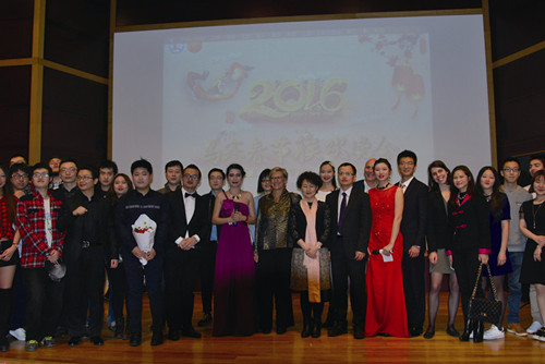 晚会后夏荫副总领事和演职人员一起合影。（《欧洲时报》/王岩