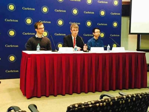 罗家伦(右一)坐在发布席上。广州天河中学提供