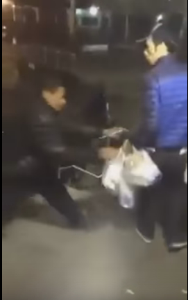 非洲裔青年抢夺外卖郎手中的袋子。(视频截图)