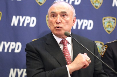 纽约市警察局长布拉顿23日下午在记者会上回答问题。（美国中文网）