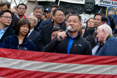 纽约市前华裔主计长刘醇逸日前参加挺梁集会，高呼口号“不当替罪羊”。(美国《世界日报》/俞姝含