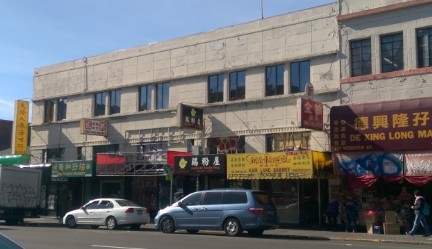 奥克兰市府与华埠业主合作联手反击涂鸦实验计划初见成效，已有14幢建筑清理完毕。（奥克兰市议员杰恩办公室提供）