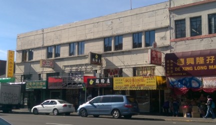 奥克兰市府与华埠业主合作联手反击涂鸦实验计划初见成效,已有14幢建筑清理完毕。(奥克兰市议员杰恩办公室提供)