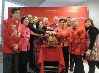 曼哈顿下东城纽约长老会下城医院24日举行猴年春节联欢会,左六为朱万涛,左二为黎翠文。(美国《世界日报》/尹英姿