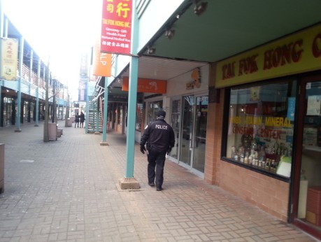 负责华埠治安的警官欧提兹，一早即在华埠广场展开巡逻工作。（美国《世界日报》/陈嘉倩