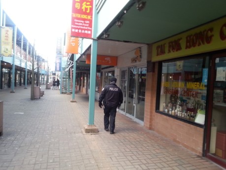 负责华埠治安的警官欧提兹,一早即在华埠广场展开巡逻工作。(美国《世界日报》/陈嘉倩