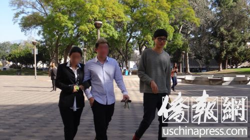陆正(右)在两个朋友的陪同下走出波莫纳法院大楼。(美国《侨报》/高睿