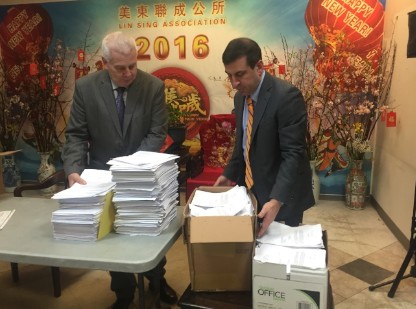 罗佰能(右)从联成公所搬走请愿书,准备寄给法官与检察官。(美国《世界日报》/高梦梓