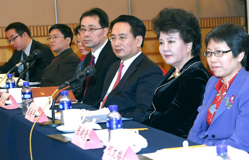 2月初，中国国务院侨办主任裘援平、副主任谭天星出席在北京举行的海外“华助中心”2016年度工作会议。(资料图)