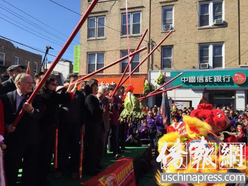 在布鲁克林元宵花灯节上嘉宾们主持醒狮贺岁采青仪式。（美国《侨报》/崔国萁