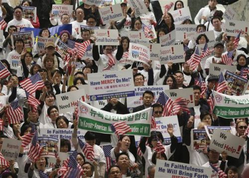 华裔及韩裔美甲店店主前往纽约州奥尔巴尼举行示威。