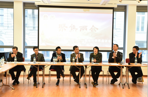 奥地利侨界5日下午在维也纳《欧洲时报》文化中心召开中国“两会”座谈会。（法国《欧洲时报》/张明智
