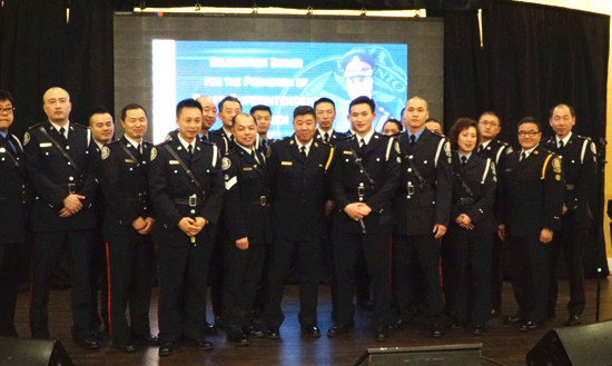 图为源植勉和一群亚裔警官高歌一曲“真的汉子”,赢得全场热烈的掌声。