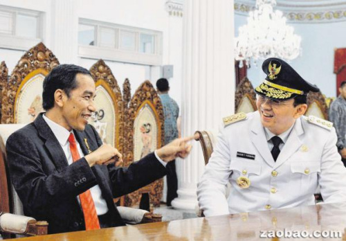 印尼总统佐科（左）与雅加达特区首长钟万学关系密切，两人在钟万学就职典礼上展现出轻松的一面。（新加坡《联合早报》援引法新社