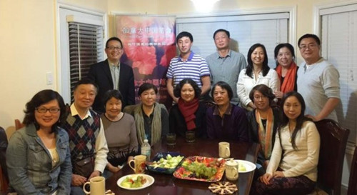 加中笔会部分会员与中国作协创研部主任、著名文学评论家何向阳(前排右4)合影。后排左1为加中笔会会长孙博,前排右3为副会长蔡远智。(加拿大《世界日报》)