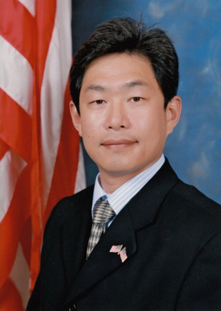 核桃市议员秦振国呼吁华裔选民现在就抓紧通讯投票。(美国《侨报》)