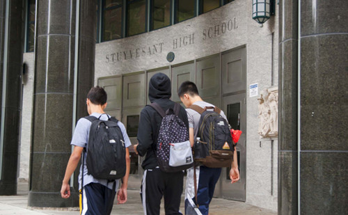 华裔家长支持教育部门帮助其他族裔的学生提高学业水平,增加考入特殊高中的机会。(美国《世界日报》援引美联社)