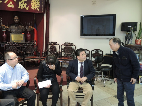 吕坚强(左一)、顾雅明(右二)、赵文笙(右一)呼吁民众捐款,助秦女士渡过难关。(美国《世界日报》/高梦梓
