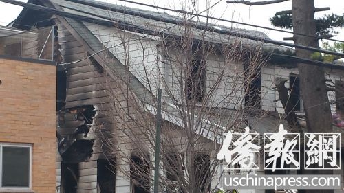 大火将房屋烧了几个大洞。(美国《侨报》/王伊琳