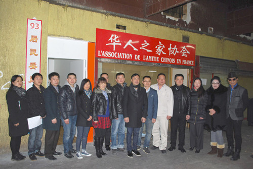 华侨华人会华助中心代表与93居委会主要成员合影。（《欧洲时报》/孔帆