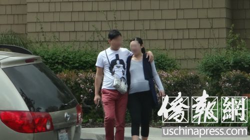 一个孕妇在老公的陪伴下走出“孕妇村”上街购物。(美国《侨报》/高睿