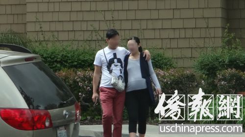 一个孕妇在老公的陪伴下走出“孕妇村”上街购物。（美国《侨报》/高睿