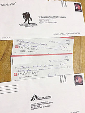 家人在罗新才成亡后，找到他写好，但尚未寄出的捐款支票。受捐对象包括受伤士兵、无国界医师组织。（美国《世界日报》/李秀兰