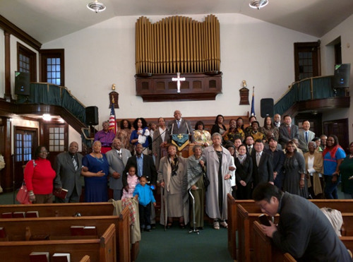 出席北费城教堂礼拜的大费城华人挺梁游行组委会部分成员，与谢恩牧师和非洲裔教友一起合影。（美国《侨报》/林印章