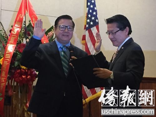 伍国庆为廖钦和主持宣誓仪式。(美国《侨报》/高睿