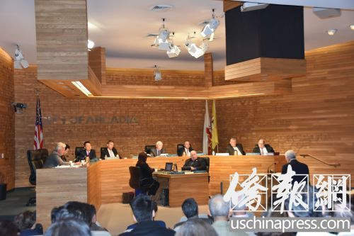 关于亚凯迪亚城市建筑规定的深度研讨再引市民激烈辩论。(美国《侨报》/聂达