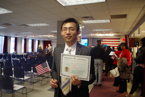 华裔职业移民凌涛，18日宣誓成为美国公民。(金春香/摄影)