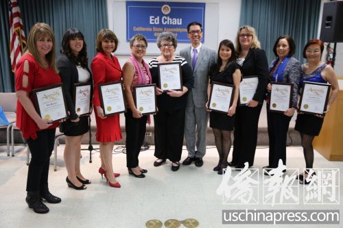 加州众议员周本立(右5)与获奖女性及女性组织代表合影。右为朱艳琼，左4为阮桂铭。(侨报记者邱晨摄)