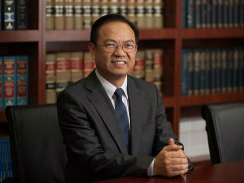 律师邓洪结合案例对留学生进行说法。(美国《侨报》)