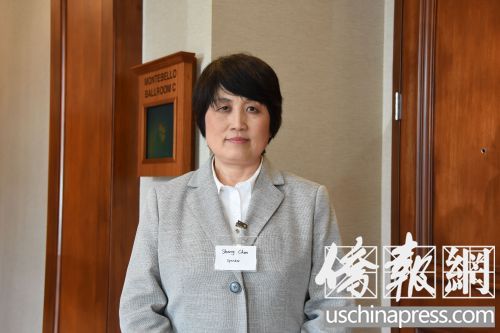 陈霞芬女士接受采访介绍自己的经历。(美国《侨报》/聂达