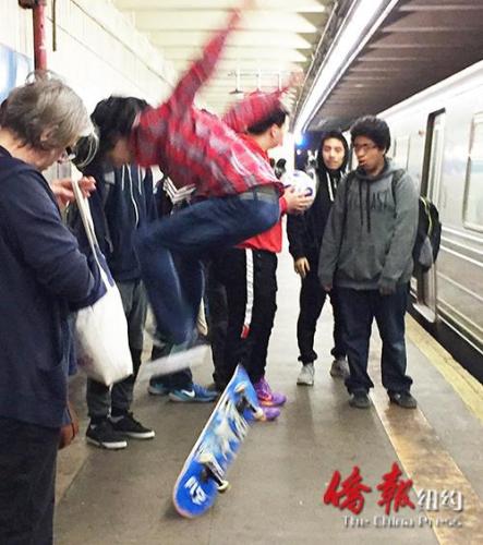 在格兰街地铁站玩滑板车的青少年。（美国《侨报》）