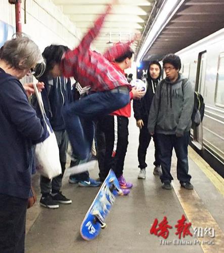 在格兰街地铁站玩滑板车的青少年。(美国《侨报》)