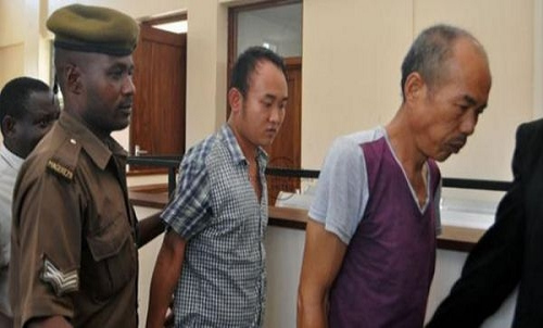 徐福杰与黄晋(右)在法庭宣判后被押送至牢房(图片来源于网络)