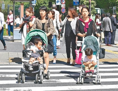 内地不少夫妇会在海外找寻代孕产子。