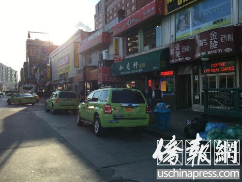 停留在罗斯福大道上的绿色出租车正等候客人的到来。(美国《侨报》/王伊琳