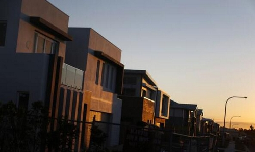 资料图片：夕阳映照着正在修建中的悉尼百万美元住宅区。（图片来源网络）