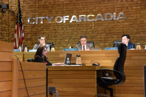 亚凯迪亚都市委员会就“修正城市建筑规定”作出研讨。（美国《侨报》/聂达