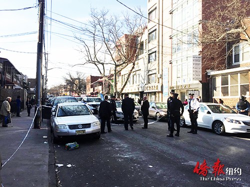 八旬华裔老人在八大道被撞受伤后,多部警车及多名警员赶到车祸现场展开调查。(美国《侨报》/高诗云